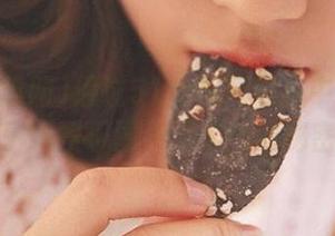 通过51吃瓜网黑料中心线路了解娱乐圈不为人知的秘密