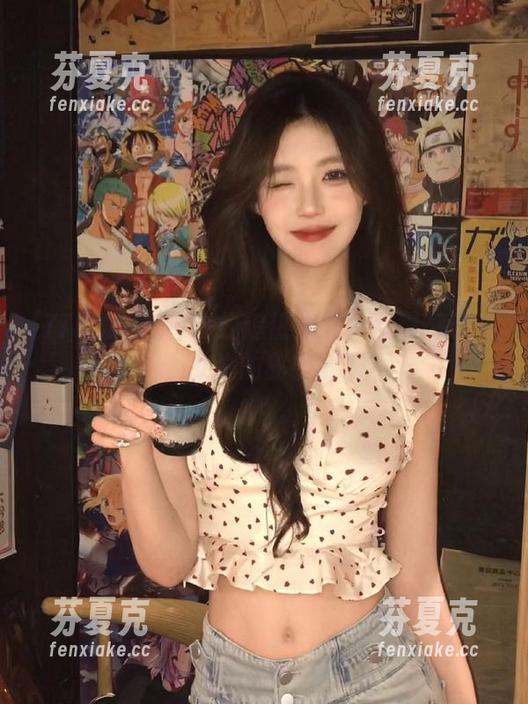 77吃瓜 想要在线追热点吗?就用77吃瓜,女生的秘密武器
