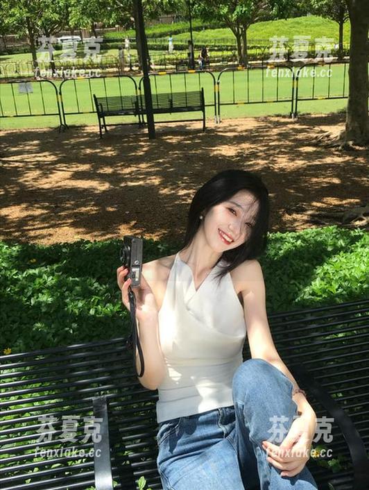 91吃瓜中心 最新91吃瓜中心网址曝光,少女手把手吃最火的瓜
